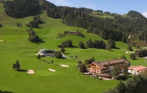 Panorama mit Golfplatz - Golf & Ski Hotel Rasmushof Kitzbühel